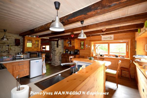 Chalet d’exception rénové avec vue dominante + grange à fort potentiel – Ugine