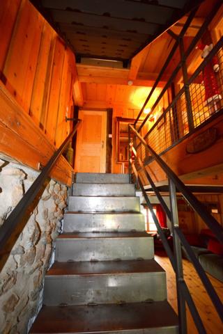 Chalet d’exception rénové avec vue dominante + grange à fort potentiel – Ugine