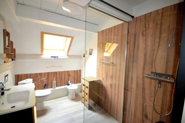 Chalet d’exception rénové avec vue dominante + grange à fort potentiel – Ugine