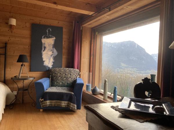 Chalet d’exception rénové avec vue dominante + grange à fort potentiel – Ugine