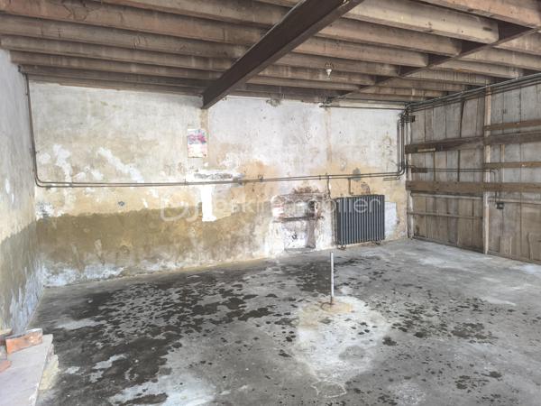 Venez découvrir cette maison à rénover de centre-bourg, située dans une petite commune, à seulement 10 minutes de Saint-Calais et à 15 minutes de Bouloire et du Grand Lucé.

Elle comprend au rez-de-chaussée un séjour, une cuisine, une pièce de 40 m², une salle d’eau et un WC.
À l’étage, un palier dessert deux chambres, un bureau pouvant également servir d'une chambre ainsi qu’une seconde pièce d’environ 40 m² que vous pouvez aménager selon vos goûts (une grande chambres, séjour complémentaire...)
Un grenier aménageable sur l’ensemble de la maison offre un espace complémentaire.

Le bien dispose également des dépendances : chaufferie, atelier et cave. Cour. Puits.
Un jardin indépendant de 860 m² complète l’ensemble.

Maison offrant de nombreuses possibilités d’aménagement après travaux et pourquoi pas la création des appartements? 
N'hésitez pas à me contacter pour des renseignements et une visite ,