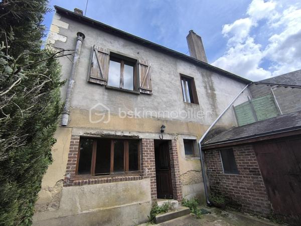 Venez découvrir cette maison à rénover de centre-bourg, située dans une petite commune, à seulement 10 minutes de Saint-Calais et à 15 minutes de Bouloire et du Grand Lucé.

Elle comprend au rez-de-chaussée un séjour, une cuisine, une pièce de 40 m², une salle d’eau et un WC.
À l’étage, un palier dessert deux chambres, un bureau pouvant également servir d'une chambre ainsi qu’une seconde pièce d’environ 40 m² que vous pouvez aménager selon vos goûts (une grande chambres, séjour complémentaire...)
Un grenier aménageable sur l’ensemble de la maison offre un espace complémentaire.

Le bien dispose également des dépendances : chaufferie, atelier et cave. Cour. Puits.
Un jardin indépendant de 860 m² complète l’ensemble.

Maison offrant de nombreuses possibilités d’aménagement après travaux et pourquoi pas la création des appartements? 
N'hésitez pas à me contacter pour des renseignements et une visite ,
