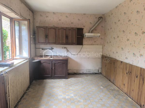 Venez découvrir cette maison à rénover de centre-bourg, située dans une petite commune, à seulement 10 minutes de Saint-Calais et à 15 minutes de Bouloire et du Grand Lucé.

Elle comprend au rez-de-chaussée un séjour, une cuisine, une pièce de 40 m², une salle d’eau et un WC.
À l’étage, un palier dessert deux chambres, un bureau pouvant également servir d'une chambre ainsi qu’une seconde pièce d’environ 40 m² que vous pouvez aménager selon vos goûts (une grande chambres, séjour complémentaire...)
Un grenier aménageable sur l’ensemble de la maison offre un espace complémentaire.

Le bien dispose également des dépendances : chaufferie, atelier et cave. Cour. Puits.
Un jardin indépendant de 860 m² complète l’ensemble.

Maison offrant de nombreuses possibilités d’aménagement après travaux et pourquoi pas la création des appartements? 
N'hésitez pas à me contacter pour des renseignements et une visite ,