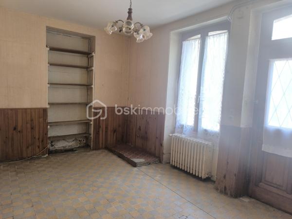Venez découvrir cette maison à rénover de centre-bourg, située dans une petite commune, à seulement 10 minutes de Saint-Calais et à 15 minutes de Bouloire et du Grand Lucé.

Elle comprend au rez-de-chaussée un séjour, une cuisine, une pièce de 40 m², une salle d’eau et un WC.
À l’étage, un palier dessert deux chambres, un bureau pouvant également servir d'une chambre ainsi qu’une seconde pièce d’environ 40 m² que vous pouvez aménager selon vos goûts (une grande chambres, séjour complémentaire...)
Un grenier aménageable sur l’ensemble de la maison offre un espace complémentaire.

Le bien dispose également des dépendances : chaufferie, atelier et cave. Cour. Puits.
Un jardin indépendant de 860 m² complète l’ensemble.

Maison offrant de nombreuses possibilités d’aménagement après travaux et pourquoi pas la création des appartements? 
N'hésitez pas à me contacter pour des renseignements et une visite ,