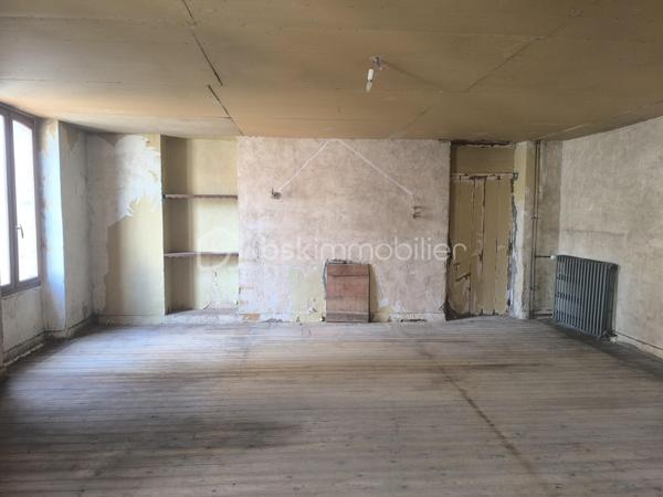 Venez découvrir cette maison à rénover de centre-bourg, située dans une petite commune, à seulement 10 minutes de Saint-Calais et à 15 minutes de Bouloire et du Grand Lucé.

Elle comprend au rez-de-chaussée un séjour, une cuisine, une pièce de 40 m², une salle d’eau et un WC.
À l’étage, un palier dessert deux chambres, un bureau pouvant également servir d'une chambre ainsi qu’une seconde pièce d’environ 40 m² que vous pouvez aménager selon vos goûts (une grande chambres, séjour complémentaire...)
Un grenier aménageable sur l’ensemble de la maison offre un espace complémentaire.

Le bien dispose également des dépendances : chaufferie, atelier et cave. Cour. Puits.
Un jardin indépendant de 860 m² complète l’ensemble.

Maison offrant de nombreuses possibilités d’aménagement après travaux et pourquoi pas la création des appartements? 
N'hésitez pas à me contacter pour des renseignements et une visite ,
