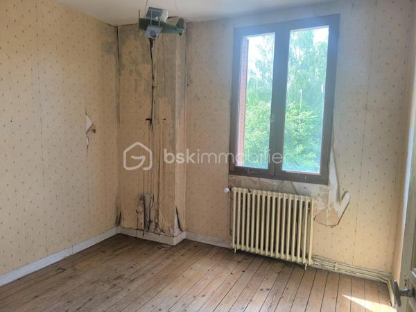 Venez découvrir cette maison à rénover de centre-bourg, située dans une petite commune, à seulement 10 minutes de Saint-Calais et à 15 minutes de Bouloire et du Grand Lucé.

Elle comprend au rez-de-chaussée un séjour, une cuisine, une pièce de 40 m², une salle d’eau et un WC.
À l’étage, un palier dessert deux chambres, un bureau pouvant également servir d'une chambre ainsi qu’une seconde pièce d’environ 40 m² que vous pouvez aménager selon vos goûts (une grande chambres, séjour complémentaire...)
Un grenier aménageable sur l’ensemble de la maison offre un espace complémentaire.

Le bien dispose également des dépendances : chaufferie, atelier et cave. Cour. Puits.
Un jardin indépendant de 860 m² complète l’ensemble.

Maison offrant de nombreuses possibilités d’aménagement après travaux et pourquoi pas la création des appartements? 
N'hésitez pas à me contacter pour des renseignements et une visite ,
