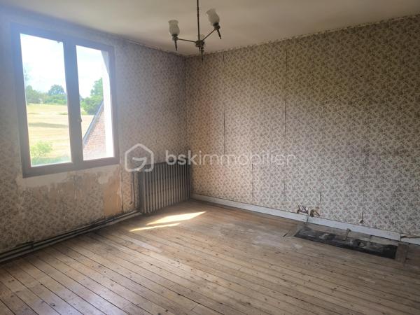 Venez découvrir cette maison à rénover de centre-bourg, située dans une petite commune, à seulement 10 minutes de Saint-Calais et à 15 minutes de Bouloire et du Grand Lucé.

Elle comprend au rez-de-chaussée un séjour, une cuisine, une pièce de 40 m², une salle d’eau et un WC.
À l’étage, un palier dessert deux chambres, un bureau pouvant également servir d'une chambre ainsi qu’une seconde pièce d’environ 40 m² que vous pouvez aménager selon vos goûts (une grande chambres, séjour complémentaire...)
Un grenier aménageable sur l’ensemble de la maison offre un espace complémentaire.

Le bien dispose également des dépendances : chaufferie, atelier et cave. Cour. Puits.
Un jardin indépendant de 860 m² complète l’ensemble.

Maison offrant de nombreuses possibilités d’aménagement après travaux et pourquoi pas la création des appartements? 
N'hésitez pas à me contacter pour des renseignements et une visite ,