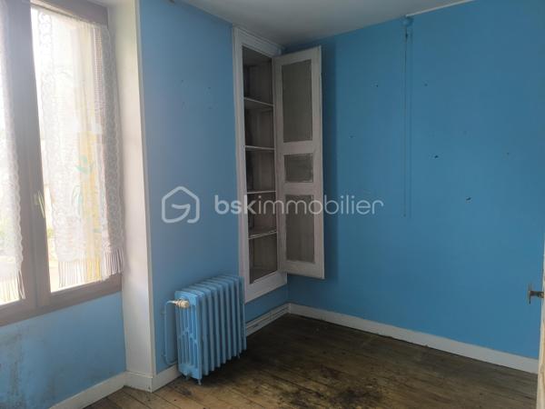 Venez découvrir cette maison à rénover de centre-bourg, située dans une petite commune, à seulement 10 minutes de Saint-Calais et à 15 minutes de Bouloire et du Grand Lucé.

Elle comprend au rez-de-chaussée un séjour, une cuisine, une pièce de 40 m², une salle d’eau et un WC.
À l’étage, un palier dessert deux chambres, un bureau pouvant également servir d'une chambre ainsi qu’une seconde pièce d’environ 40 m² que vous pouvez aménager selon vos goûts (une grande chambres, séjour complémentaire...)
Un grenier aménageable sur l’ensemble de la maison offre un espace complémentaire.

Le bien dispose également des dépendances : chaufferie, atelier et cave. Cour. Puits.
Un jardin indépendant de 860 m² complète l’ensemble.

Maison offrant de nombreuses possibilités d’aménagement après travaux et pourquoi pas la création des appartements? 
N'hésitez pas à me contacter pour des renseignements et une visite ,
