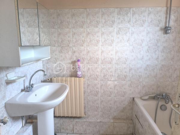 Venez découvrir cette maison à rénover de centre-bourg, située dans une petite commune, à seulement 10 minutes de Saint-Calais et à 15 minutes de Bouloire et du Grand Lucé.

Elle comprend au rez-de-chaussée un séjour, une cuisine, une pièce de 40 m², une salle d’eau et un WC.
À l’étage, un palier dessert deux chambres, un bureau pouvant également servir d'une chambre ainsi qu’une seconde pièce d’environ 40 m² que vous pouvez aménager selon vos goûts (une grande chambres, séjour complémentaire...)
Un grenier aménageable sur l’ensemble de la maison offre un espace complémentaire.

Le bien dispose également des dépendances : chaufferie, atelier et cave. Cour. Puits.
Un jardin indépendant de 860 m² complète l’ensemble.

Maison offrant de nombreuses possibilités d’aménagement après travaux et pourquoi pas la création des appartements? 
N'hésitez pas à me contacter pour des renseignements et une visite ,
