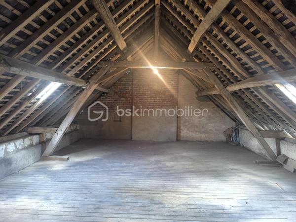 Venez découvrir cette maison à rénover de centre-bourg, située dans une petite commune, à seulement 10 minutes de Saint-Calais et à 15 minutes de Bouloire et du Grand Lucé.

Elle comprend au rez-de-chaussée un séjour, une cuisine, une pièce de 40 m², une salle d’eau et un WC.
À l’étage, un palier dessert deux chambres, un bureau pouvant également servir d'une chambre ainsi qu’une seconde pièce d’environ 40 m² que vous pouvez aménager selon vos goûts (une grande chambres, séjour complémentaire...)
Un grenier aménageable sur l’ensemble de la maison offre un espace complémentaire.

Le bien dispose également des dépendances : chaufferie, atelier et cave. Cour. Puits.
Un jardin indépendant de 860 m² complète l’ensemble.

Maison offrant de nombreuses possibilités d’aménagement après travaux et pourquoi pas la création des appartements? 
N'hésitez pas à me contacter pour des renseignements et une visite ,