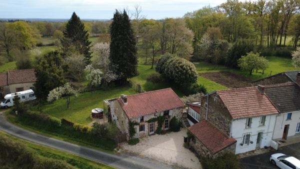 Deux maisons dans un charmant hameau de Bussière Poitevine avec potentiel de revenus