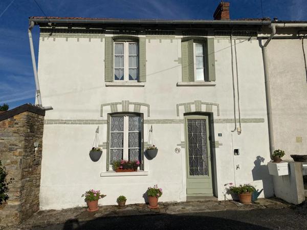 Deux maisons dans un charmant hameau de Bussière Poitevine avec potentiel de revenus