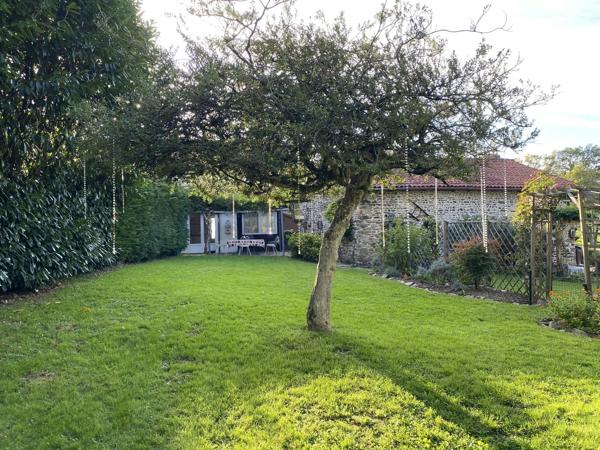 Deux maisons dans un charmant hameau de Bussière Poitevine avec potentiel de revenus
