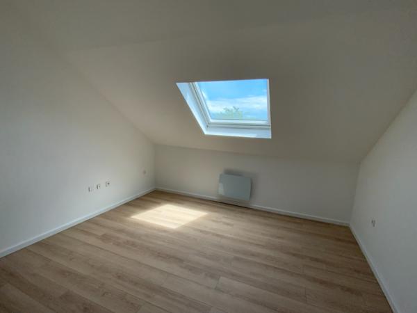 APPARTEMENT SOUS COMBLES NEUF A LOUER