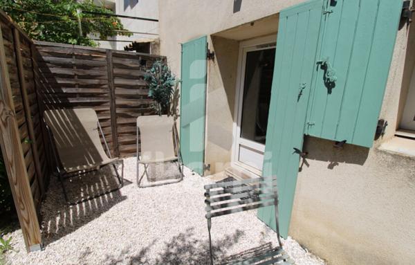 A LOUER SUPERBE 2 PIECES EN REZ DE JARDIN A VALENCE