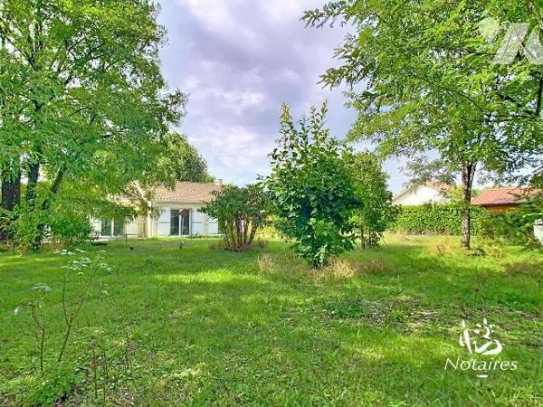 Maison de plain-pied située dans un environnement calme et arboré, au sein du quartier Caychac ...