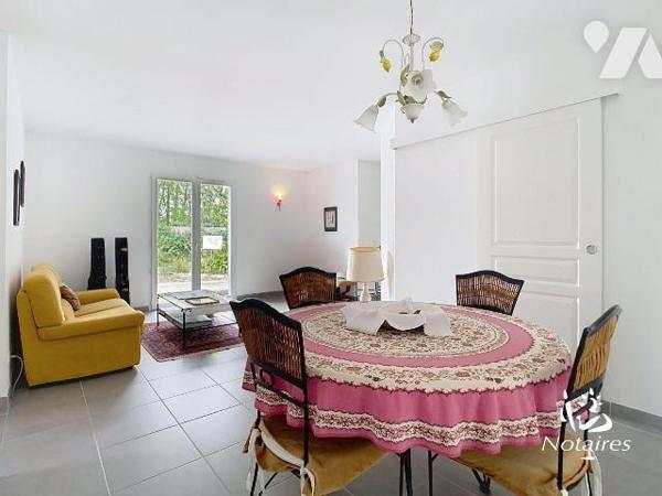 Maison de plain-pied située dans un environnement calme et arboré, au sein du quartier Caychac ...