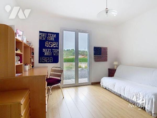 Maison de plain-pied située dans un environnement calme et arboré, au sein du quartier Caychac ...