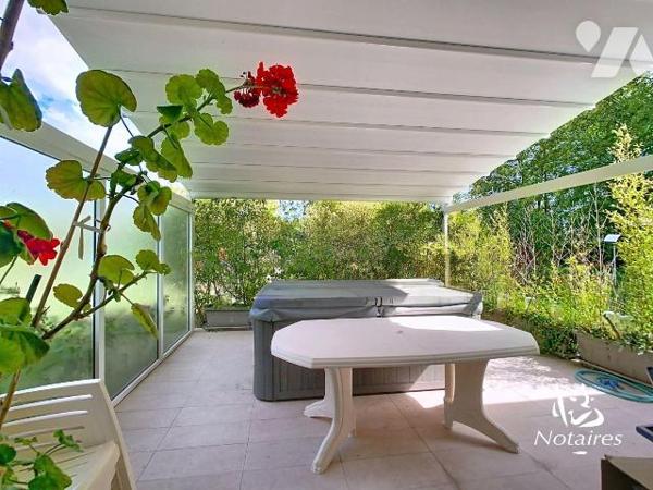 Maison de plain-pied située dans un environnement calme et arboré, au sein du quartier Caychac ...