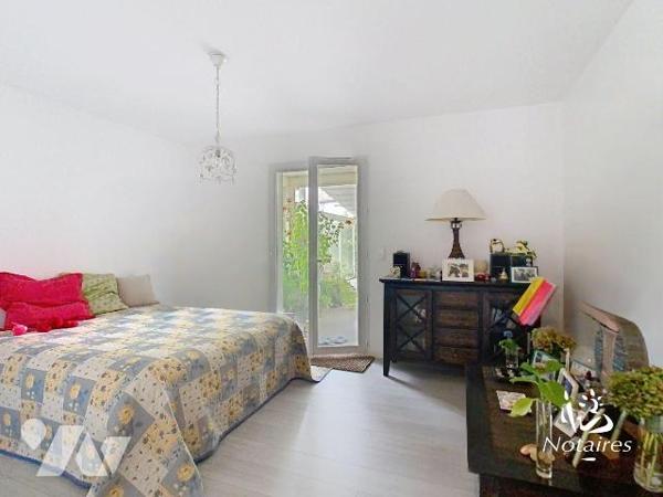 Maison de plain-pied située dans un environnement calme et arboré, au sein du quartier Caychac ...