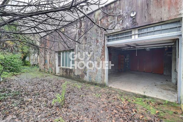 Parcelle de terrain avec garages et atelier