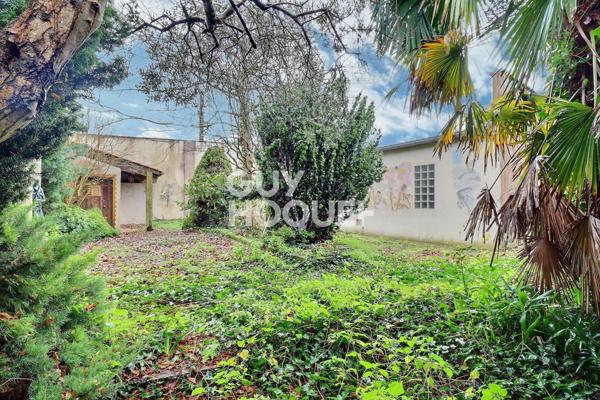 Parcelle de terrain avec garages et atelier