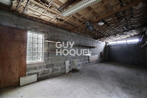 Parcelle de terrain avec garages et atelier