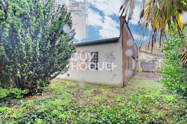 Parcelle de terrain avec garages et atelier