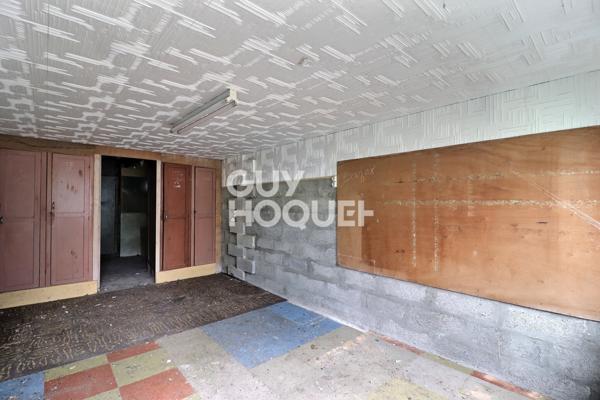 Parcelle de terrain avec garages et atelier