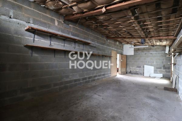 Parcelle de terrain avec garages et atelier