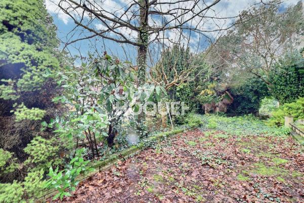 Parcelle de terrain avec garages et atelier