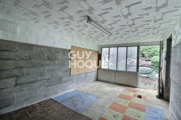 Parcelle de terrain avec garages et atelier