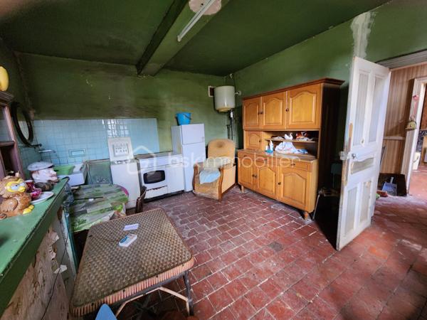 Cette fermette authentique 🏡 vous propose environ 57 m² habitables,                                                                                                 Une cuisine d'environ 16 m², une salle à manger d'environ 17 m², deux chambres, une salle d'eau et  un WC individuel                                                                                                                                                                                                        Un grenier aménageable.                                                                                                                                                                            Deux granges spacieuses 🏚️, l’une d'environ 115 m², l’autre d'environ 52 m², une écurie d'environ 30 m2.                                                     un terrain d'environ 2 244 m²,                                                                                                                                                                          Dans un village dynamique 🌆. avec une école maternelle, et primaire, un transport scolaire pour le collège et le lycée.                                                                                                                                                                 Un cadre paisible avec un potentiel exceptionnel pour aménager et agrandir votre espace de vie.
A 5 mn d'un village avec toutes commodités, 15 mn des grandes surfaces et 15 mn de la gare.
N'hésitez pas à me contacter.