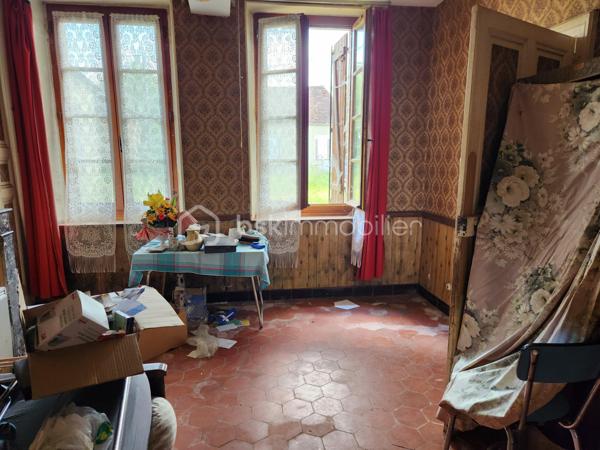 Cette fermette authentique 🏡 vous propose environ 57 m² habitables,                                                                                                 Une cuisine d'environ 16 m², une salle à manger d'environ 17 m², deux chambres, une salle d'eau et  un WC individuel                                                                                                                                                                                                        Un grenier aménageable.                                                                                                                                                                            Deux granges spacieuses 🏚️, l’une d'environ 115 m², l’autre d'environ 52 m², une écurie d'environ 30 m2.                                                     un terrain d'environ 2 244 m²,                                                                                                                                                                          Dans un village dynamique 🌆. avec une école maternelle, et primaire, un transport scolaire pour le collège et le lycée.                                                                                                                                                                 Un cadre paisible avec un potentiel exceptionnel pour aménager et agrandir votre espace de vie.
A 5 mn d'un village avec toutes commodités, 15 mn des grandes surfaces et 15 mn de la gare.
N'hésitez pas à me contacter.