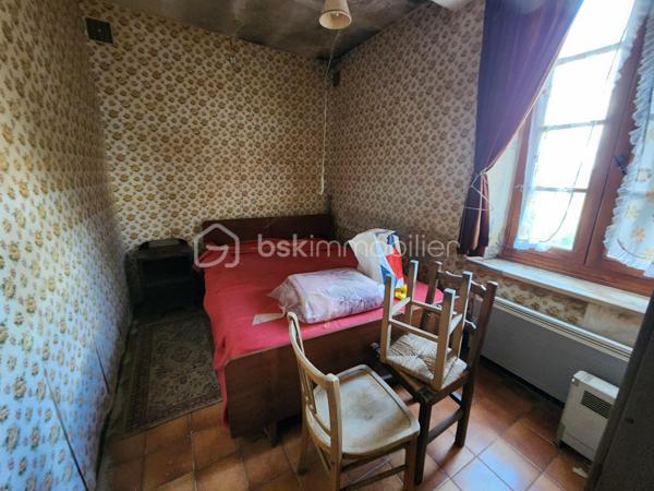 Cette fermette authentique 🏡 vous propose environ 57 m² habitables,                                                                                                 Une cuisine d'environ 16 m², une salle à manger d'environ 17 m², deux chambres, une salle d'eau et  un WC individuel                                                                                                                                                                                                        Un grenier aménageable.                                                                                                                                                                            Deux granges spacieuses 🏚️, l’une d'environ 115 m², l’autre d'environ 52 m², une écurie d'environ 30 m2.                                                     un terrain d'environ 2 244 m²,                                                                                                                                                                          Dans un village dynamique 🌆. avec une école maternelle, et primaire, un transport scolaire pour le collège et le lycée.                                                                                                                                                                 Un cadre paisible avec un potentiel exceptionnel pour aménager et agrandir votre espace de vie.
A 5 mn d'un village avec toutes commodités, 15 mn des grandes surfaces et 15 mn de la gare.
N'hésitez pas à me contacter.
