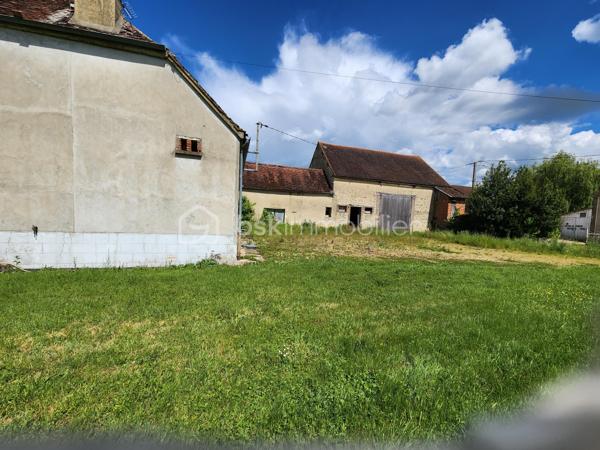 Cette fermette authentique 🏡 vous propose environ 57 m² habitables,                                                                                                 Une cuisine d'environ 16 m², une salle à manger d'environ 17 m², deux chambres, une salle d'eau et  un WC individuel                                                                                                                                                                                                        Un grenier aménageable.                                                                                                                                                                            Deux granges spacieuses 🏚️, l’une d'environ 115 m², l’autre d'environ 52 m², une écurie d'environ 30 m2.                                                     un terrain d'environ 2 244 m²,                                                                                                                                                                          Dans un village dynamique 🌆. avec une école maternelle, et primaire, un transport scolaire pour le collège et le lycée.                                                                                                                                                                 Un cadre paisible avec un potentiel exceptionnel pour aménager et agrandir votre espace de vie.
A 5 mn d'un village avec toutes commodités, 15 mn des grandes surfaces et 15 mn de la gare.
N'hésitez pas à me contacter.