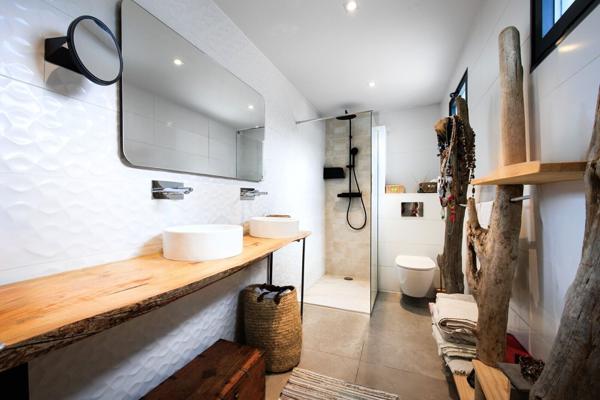 13012 / Maison rénovée / Jardin / Piscine