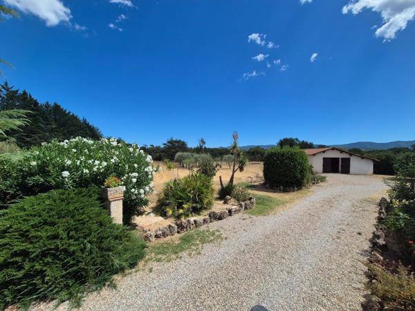 Villa 4 chambres  piscine double garage / 6800 m²