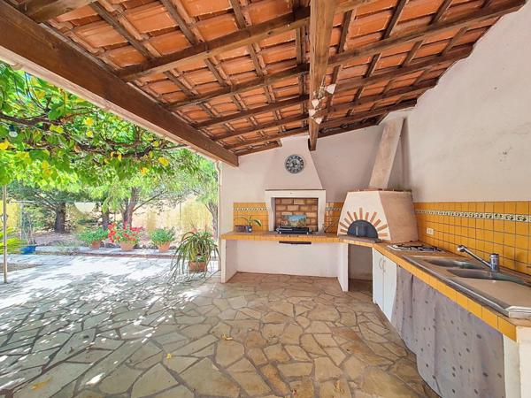 Villa 4 chambres  piscine double garage / 6800 m²