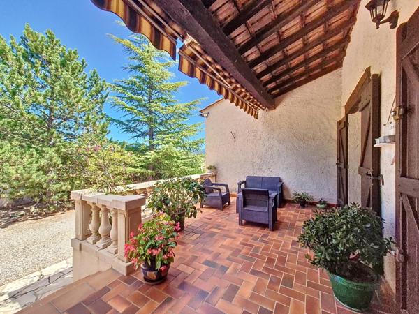 Villa 4 chambres  piscine double garage / 6800 m²