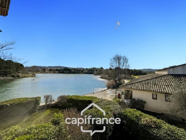 Domaine et golf de Pont Royal appartement  climatisé résidence du  lac de 43 m2 , vue lac , terrasse exposition sud , place de parking , cave collective