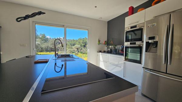 Villa contemporaine avec vue