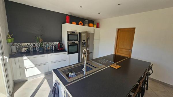 Villa contemporaine avec vue