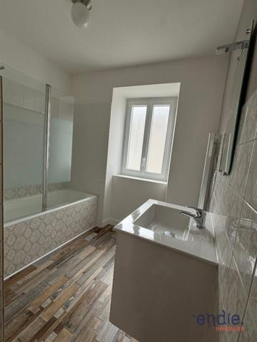 Immeuble avec local commercial et appartement