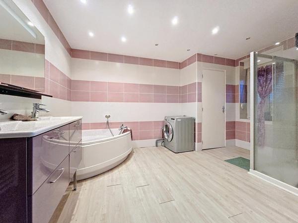 Immeuble avec appartement T4 de 136m² + murs commerciaux