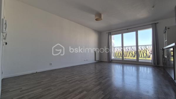 Dans une résidence récente, cet appartement de 59 m² offre un cadre de vie fonctionnel, à quelques minutes à pied des commerces du quotidien et des écoles.
L'entrée dessert un séjour lumineux avec cuisine ouverte, pièce de vie principale ouvrant sur un balcon. Le côté nuit se compose de deux chambres, dont une belle chambre spacieuse et une seconde donnant sur le prolongement du balcon. La salle de bains permet d'installer un lave-linge sans contrainte. Les toilettes sont séparées.
L'appartement dispose d'une place de parking, et la résidence est équipée d'un ascenseur. L'arrêt de bus se trouve au pied de l'immeuble, ce qui facilite les déplacements au quotidien, comptez environ 15 minutes pour rejoindre la gare de Sartrouville, desservie par le RER A et la ligne L du Transilien.
Un bien récent, agréable à vivre et bien situé,
