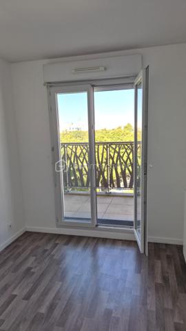 Dans une résidence récente, cet appartement de 59 m² offre un cadre de vie fonctionnel, à quelques minutes à pied des commerces du quotidien et des écoles.
L'entrée dessert un séjour lumineux avec cuisine ouverte, pièce de vie principale ouvrant sur un balcon. Le côté nuit se compose de deux chambres, dont une belle chambre spacieuse et une seconde donnant sur le prolongement du balcon. La salle de bains permet d'installer un lave-linge sans contrainte. Les toilettes sont séparées.
L'appartement dispose d'une place de parking, et la résidence est équipée d'un ascenseur. L'arrêt de bus se trouve au pied de l'immeuble, ce qui facilite les déplacements au quotidien, comptez environ 15 minutes pour rejoindre la gare de Sartrouville, desservie par le RER A et la ligne L du Transilien.
Un bien récent, agréable à vivre et bien situé,