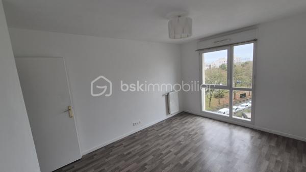Dans une résidence récente, cet appartement de 59 m² offre un cadre de vie fonctionnel, à quelques minutes à pied des commerces du quotidien et des écoles.
L'entrée dessert un séjour lumineux avec cuisine ouverte, pièce de vie principale ouvrant sur un balcon. Le côté nuit se compose de deux chambres, dont une belle chambre spacieuse et une seconde donnant sur le prolongement du balcon. La salle de bains permet d'installer un lave-linge sans contrainte. Les toilettes sont séparées.
L'appartement dispose d'une place de parking, et la résidence est équipée d'un ascenseur. L'arrêt de bus se trouve au pied de l'immeuble, ce qui facilite les déplacements au quotidien, comptez environ 15 minutes pour rejoindre la gare de Sartrouville, desservie par le RER A et la ligne L du Transilien.
Un bien récent, agréable à vivre et bien situé,