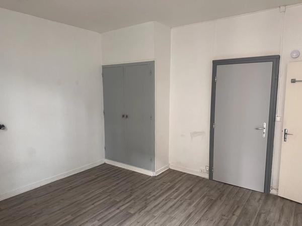 Location                                                      Appartement
                        
                     2 pièces                      25 m2                     à Niort