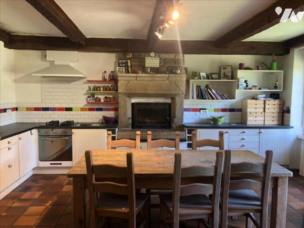 A VENDRE BERRIEN MAGNIFIQUE MAISON DE CARACTERE EN PIERRES AVEC TERRAIN